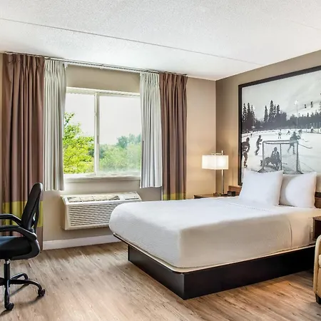 Super 8 By Wyndham Winnipeg West-3