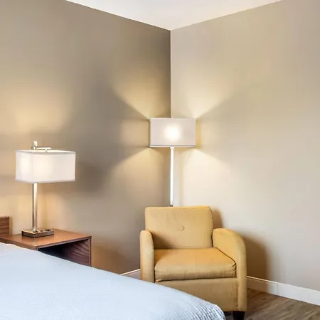 Super 8 By Wyndham Winnipeg West-2